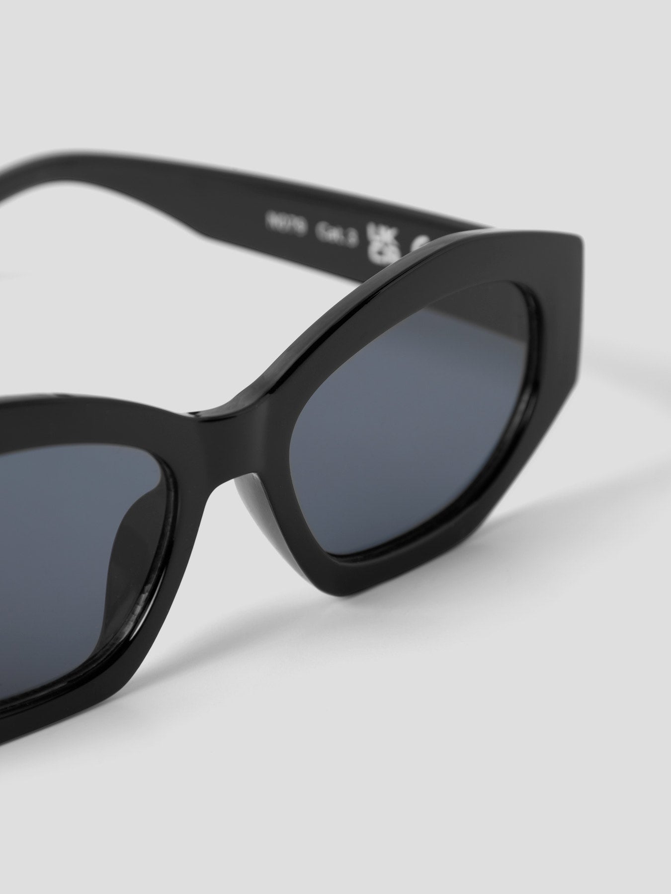 Svarta solglasögon till flicka 6-12 år. Snygga solbrillor till tjej barn och ungdom.
NKFFRANA SUNGLASSES
13251873