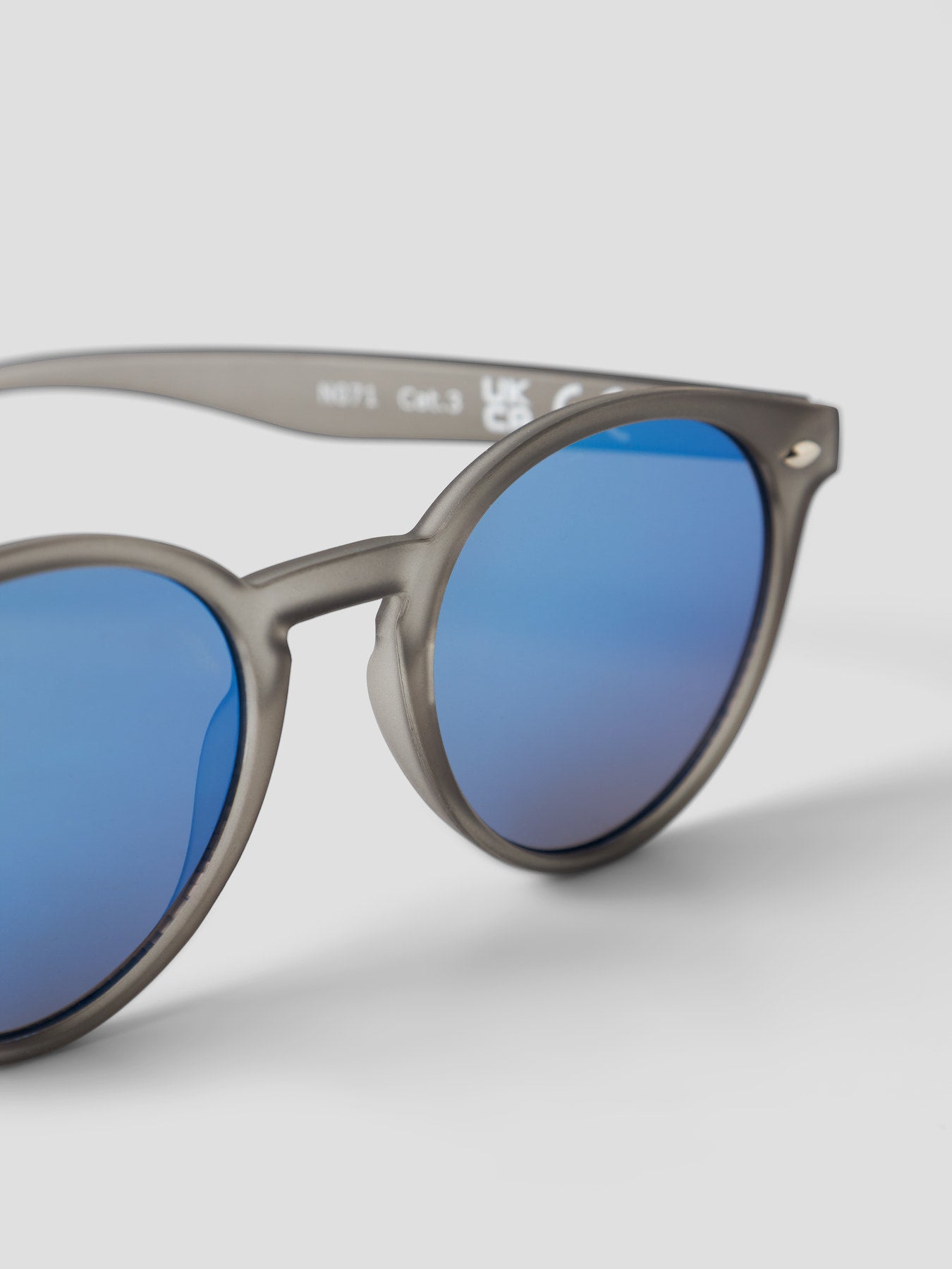 Grå solglasögon med blått glas till pojke 6-12 år. Snygga solbrillor till kille barn och ungdom.
NKMFRAN SUNGLASSES
13251874