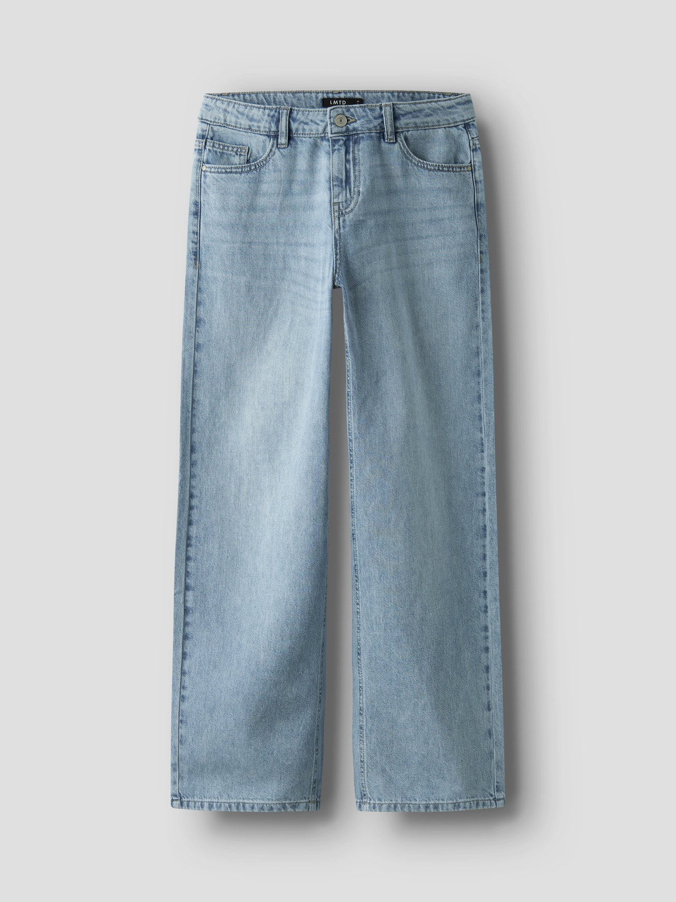 Ljus blå rak jeans till tjej ungdom. Barn och ungdomskläder till flicka från LMTD, straight fit, regular.
NLFBETT DNM LW R STRAIGHT PANT
13252046