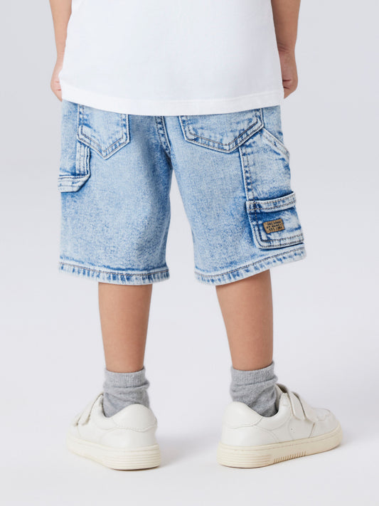 Mjuka lite längre ljus blå jeansshorts till pojke. Bermuda shorts i ekologisk bomull från Name it.
NMMBEN LOOSE DNM BERMUDA 8620-BC NOOS
13252453