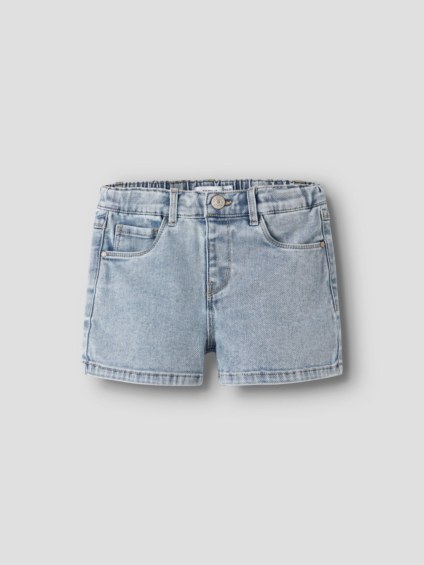 Ljus blå korta jeans shorts till flicka. Mjuka jeansshort från Name it.
NMFROSE MOM DNM SHORTS 1140-GY
13252813