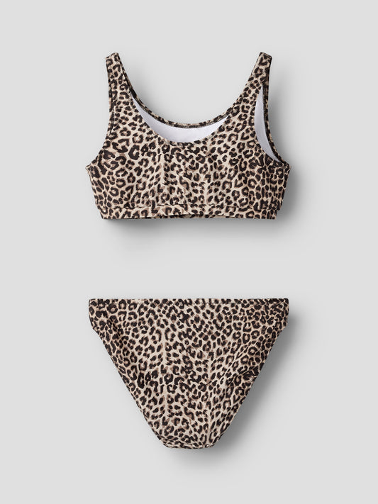 Leo mönstrad bikini till flicka. Badkläder till tjej från Name it. Barn och ungdoms bikini i svart och beige leopard mönster.
NKFZANIMAL BIKINI
13253288