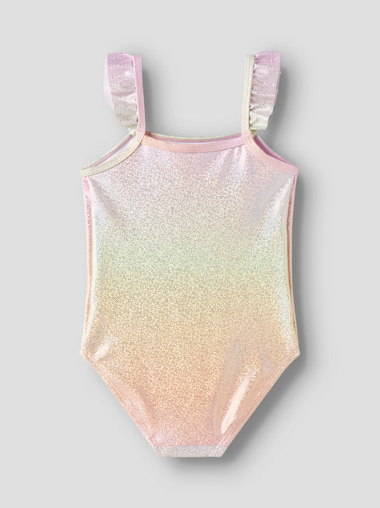 Glittrande regnbågs färgad baddräkt med volanger på axelbanden. Baddräkt i pastellfärger till flicka från Name it.
NMFZOLA SWIMSUIT
13253308