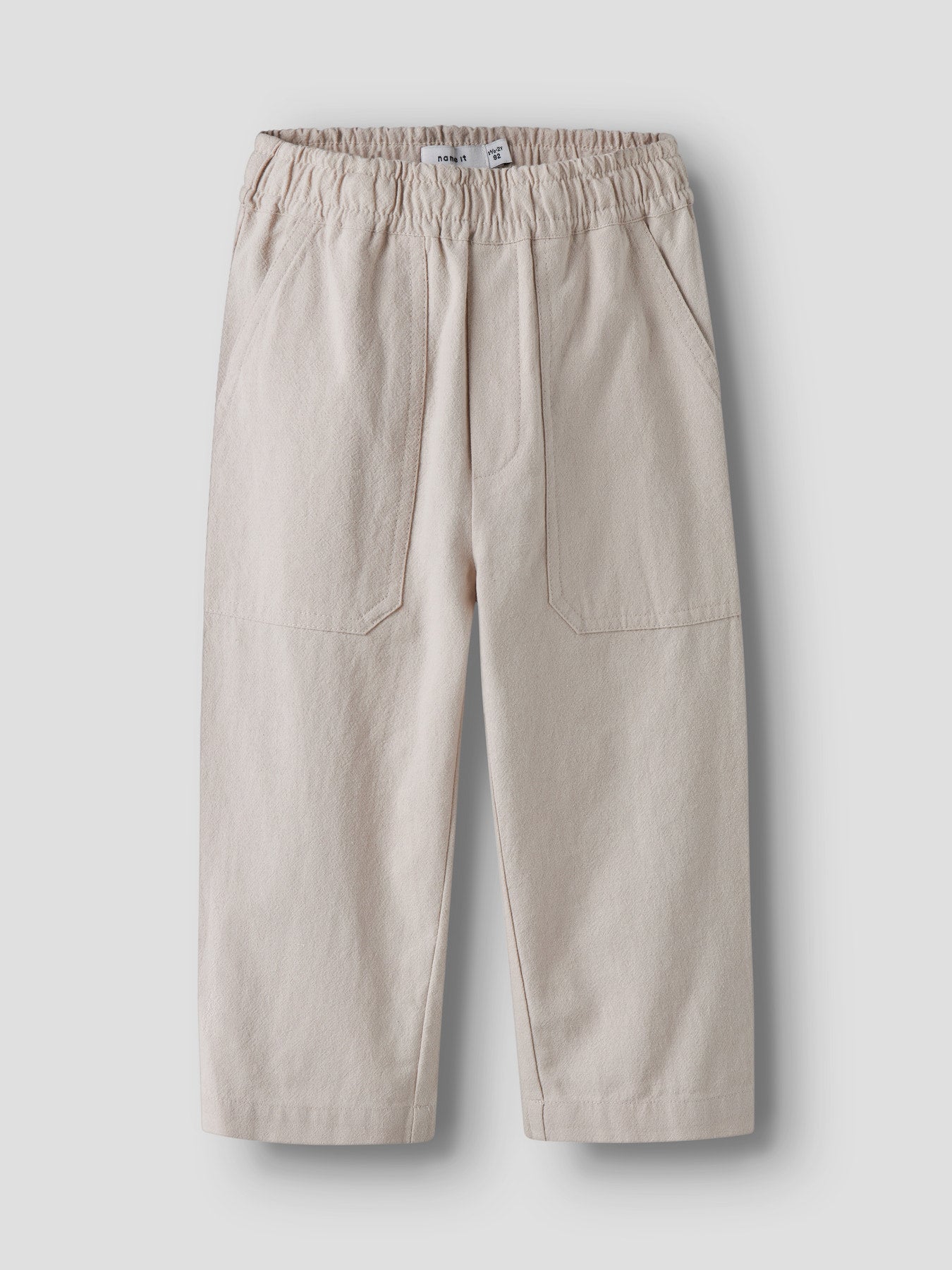 Beige rak byxa som ser ut som en linnebyxa till pojke och flicka. Barnkläder till pojke från Name it.
NMMDERIK NREG PANT
13253469