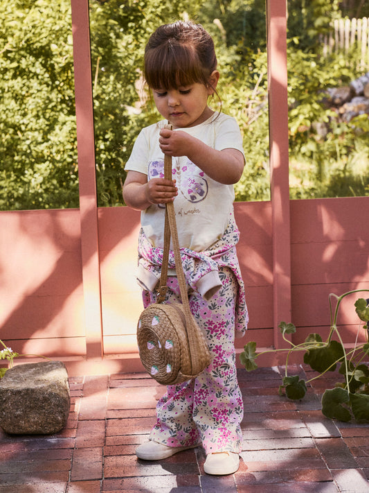 Färgglada utsvängda ribbade leggings till flicka. Blommiga byxor i ekologisk bomull från Name it. Gula och rosa mönstrade tjej byxor.
NMFDARTIAS FLARED PANT
13253632
