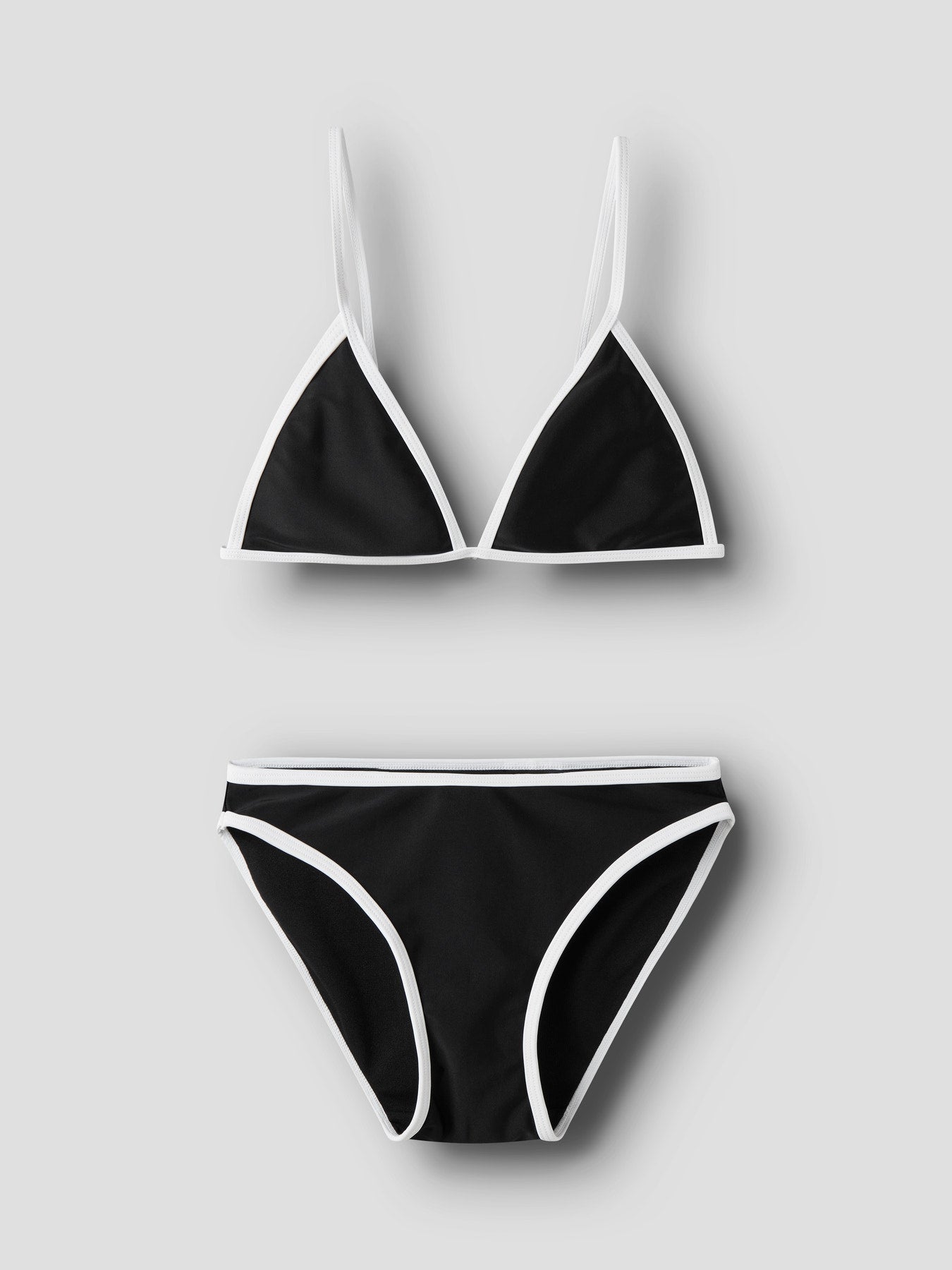 Snygg svart trekants bikini med vita kanter till tjej. Ungdoms badkläder, bikini till flicka. Sommarens snyggaste bikini topp och bikinitrosa.
NLFZINNIO BIKINI
13253796