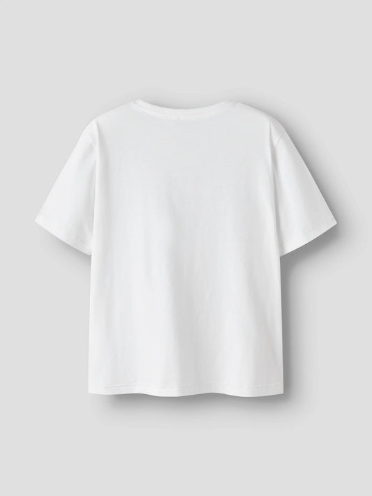 Vit t-shirt med blommig ficka till pojke. Snygg vit tröja med mönstrad bröstficka i blommigt röd och svart hawaii mönster i ekologisk bomull från Name it.
NKMFERN SS NREG TOP BOX