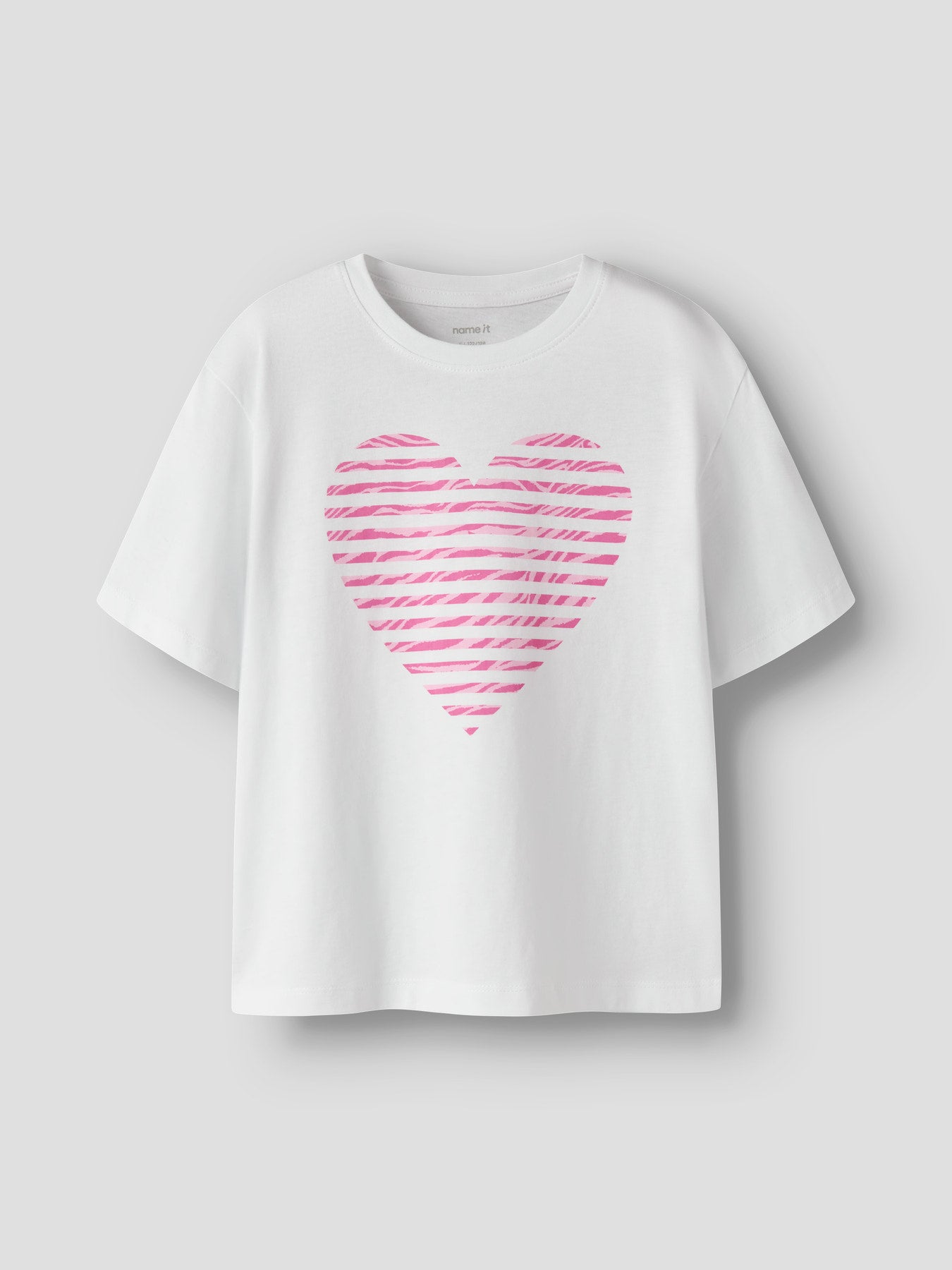 Vit kortärmad topp med rosa randigt mönstrat hjärta. Ekologiska barnkläder till flicka, t-shirt från Name it.
NKFFAHIRAZ SS NREG TOP BOX
13254496