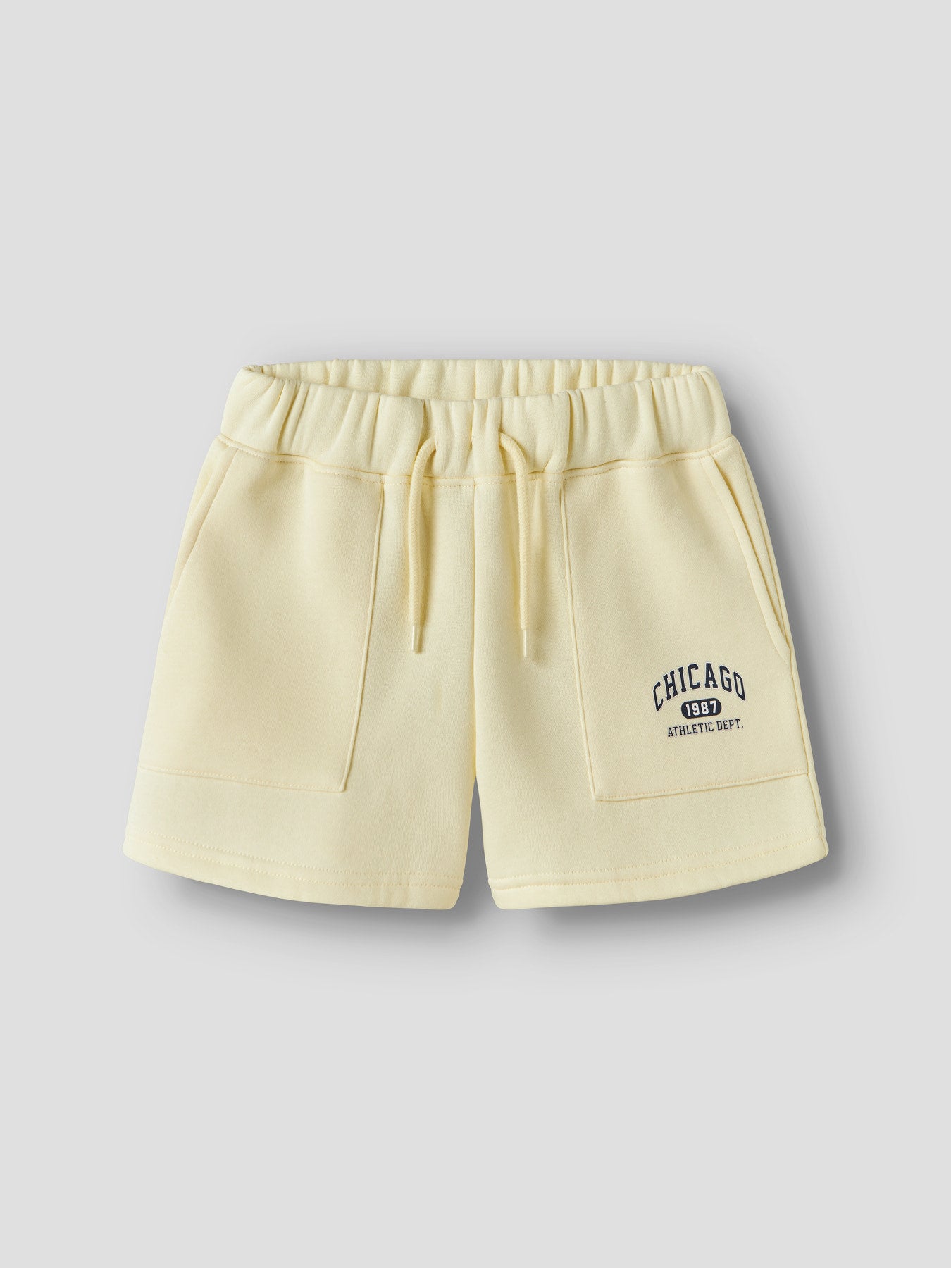 Snygg sportig sweat shorts till flicka. Korta ljus gula shorts till tjej från Name ti.
NKFFABIA SWEAT SHORTS BRU
13254511