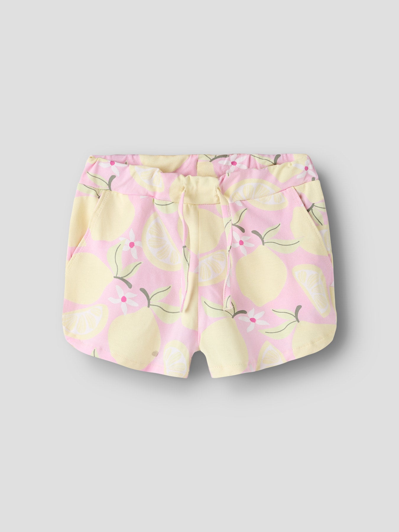 Rosa barn shorts med mönster av gula citron till flicka. Mjukis shorts kort modell ekologiska barnkläder från Name it.
NMFFILUAZ SHORTS BOX
13254654