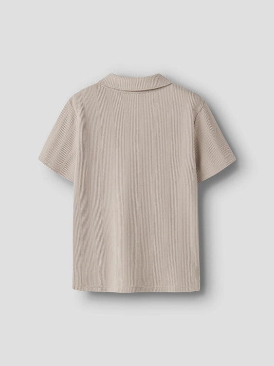 Beige piké tröja till pojke. Kortärmad tenniströja till ungdom kille som vill ha en klassisk pike tröja från Name it.
NKMHAKSI SS NREG POLO
13255346