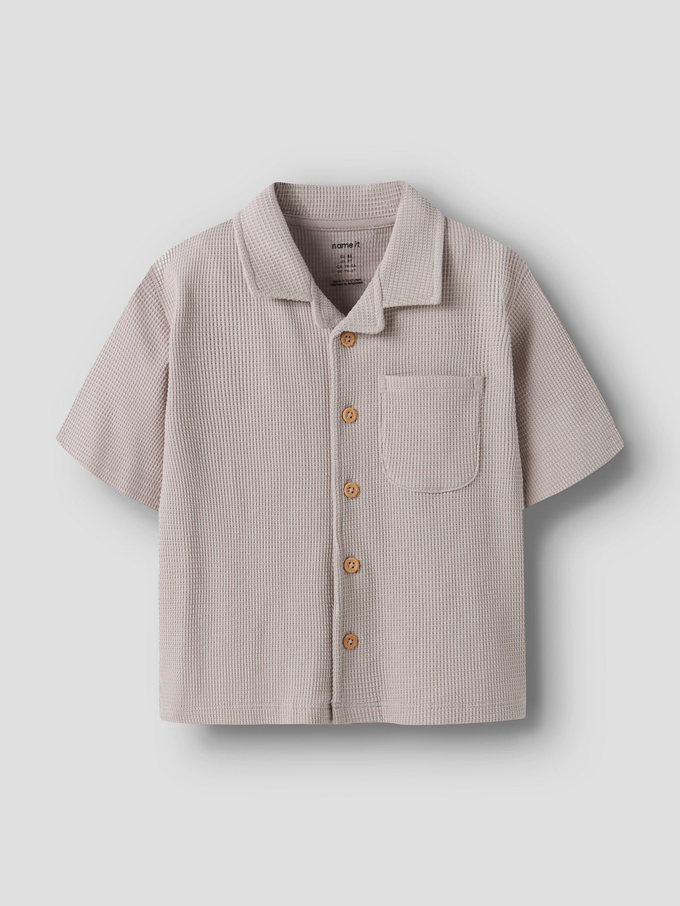 Beige kortärmad sommar skjorta till pojke. Ekologiska barnkläder från Name it.
NMMHARVE SS NREG SHIRT
13255385