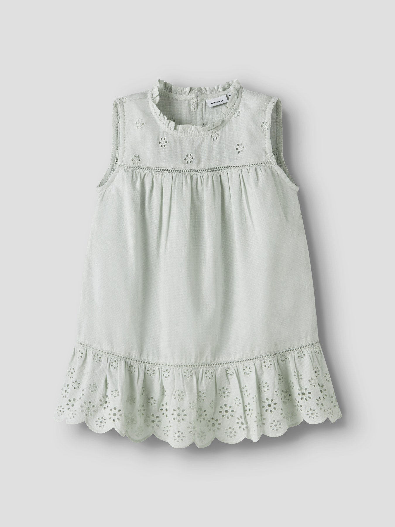 Ljuvlig grön blå klänning utan ärm till flicka. Spetts och volang klänning till flicka från Name it. Vacker lite gammeldags sommar klänning till flicka.
NMFHALCYON SL DRESS
13255544