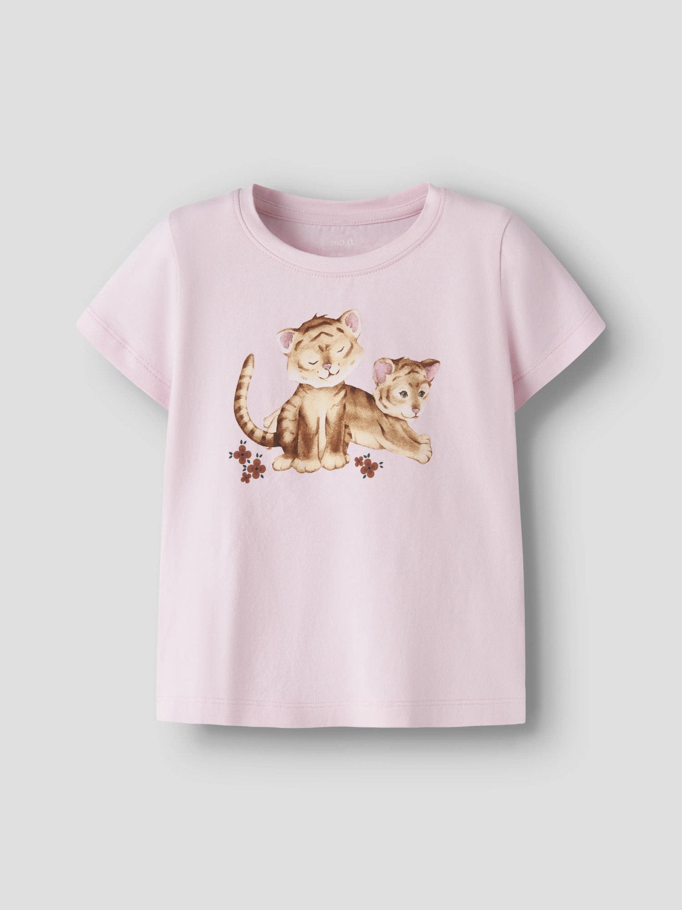 Söt kortärmad ljus rosa t-shirt med lejon ungar till flicka. Ekologiska barnkläder från Name it, topp med lejon och blommor, gullig topp till flicka.
NMFHERTA SS TOP BOX
13255545