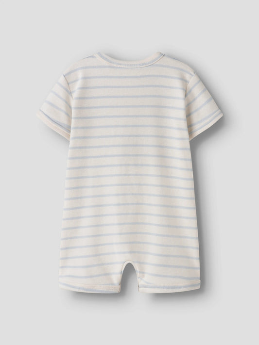 Vit och blå randig sunsuit med kort ärm och korta ben. Sunsuit till pojke och flicka bebis, unisex baby suit till nyfödd som vill ha ekologiska bebis kläder.
NBNGEO ABI SS LOOSE SUIT LIL
13255727