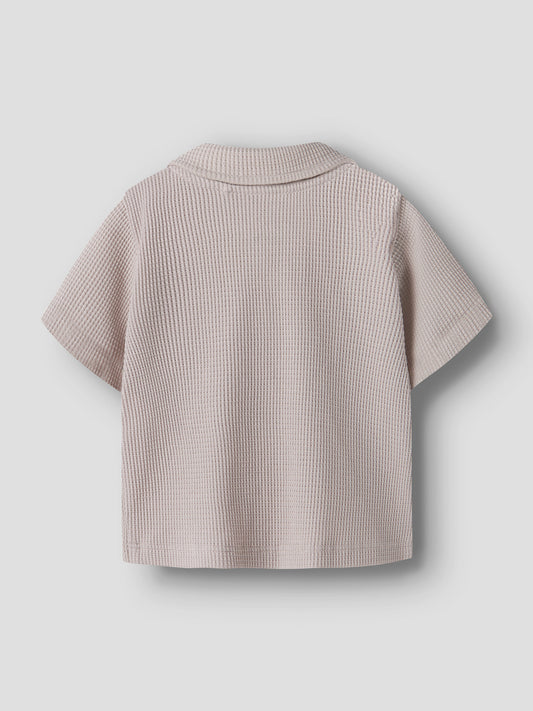 Beige baby skjorta i mjuk skön ekologisk bomull till bebis pojke. Kortärmad skjorta till nyfödd pojke från Name it.
NBMHUSK SS SHIRT
13255872