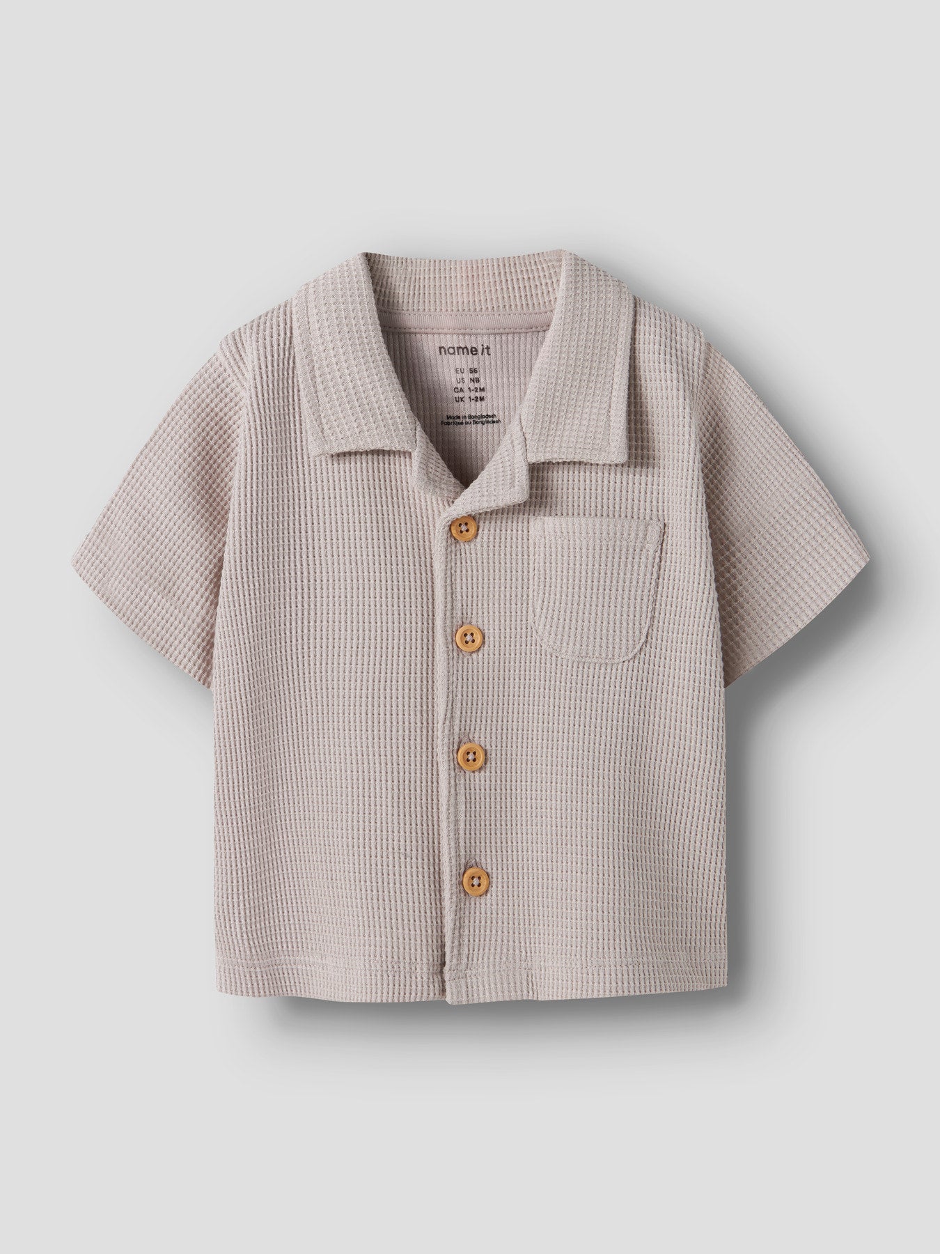 Beige baby skjorta i mjuk skön ekologisk bomull till bebis pojke. Kortärmad skjorta till nyfödd pojke från Name it.
NBMHUSK SS SHIRT
13255872