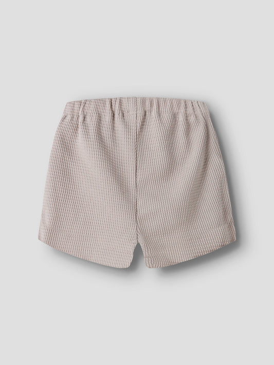 Beige mjuk och skön baby shorts till pojke. Mjukis shorts till nyfödd bebis pojke, ekologiska baby kläder från Name it till pojke.
NBMHUSK SHORTS
13255876