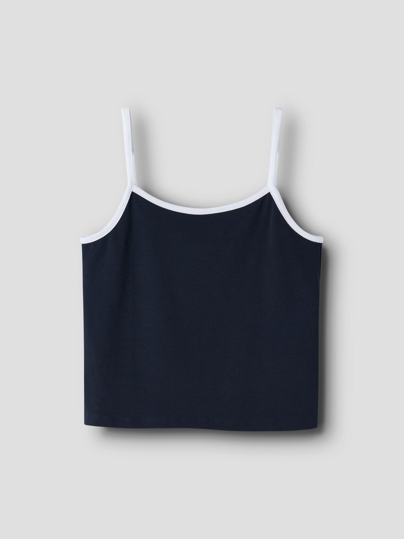 Croppat linne till ungdom tjej. Blått linne med vita smala axelband, croppad modell, kort linne till flicka från LMTD.
NLFBENEDICTE CON CROP STRAP TOP
13255931