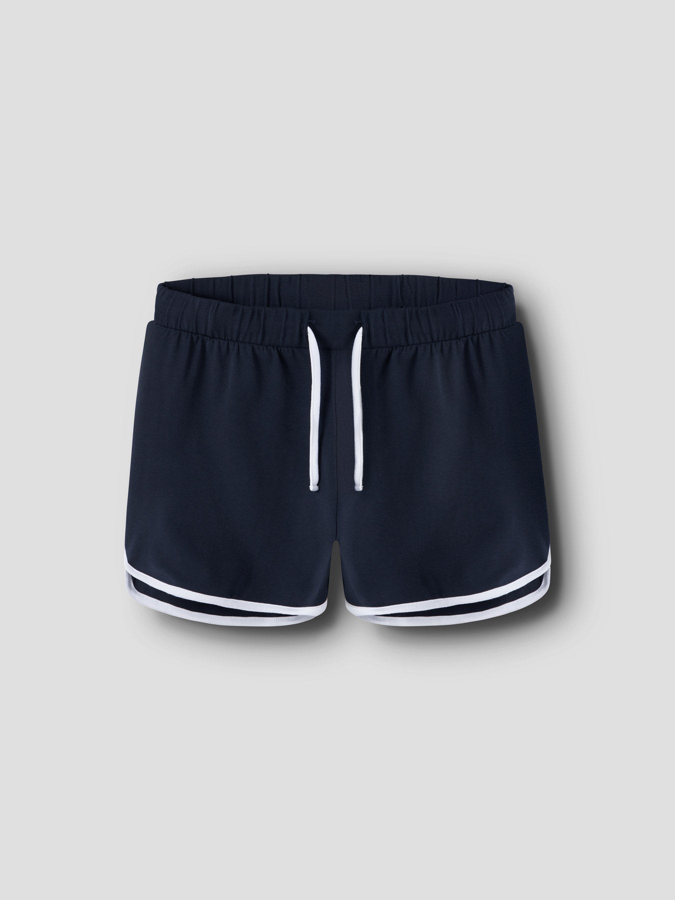 Marin blå lw low waist shorts till ungdom tjej från LMTD. Snygga korta shorts med låg midja, blå med vita kontrast sömmar och vita snören. Korta shorts till ungdom flicka, barnkläder från LMTD.
NLFBENEDICTE CON LW SHORTS
13255937