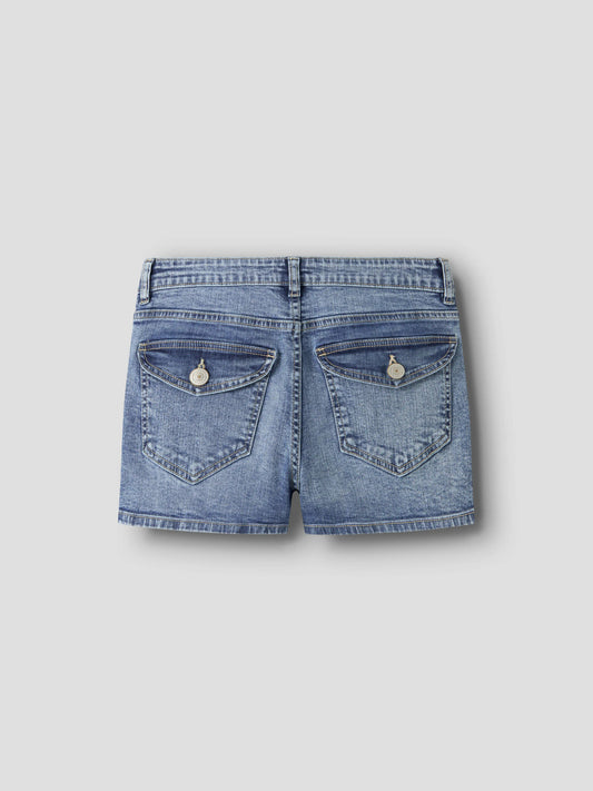 Snygga jeansshorts med flap bakfickor med knappar och lock. Jeans shorts till flicka barn och ungdom tjej. Blå jeansshorts till ungdom flicka från LMTD.
NLFBLI DNM LW FLAP SHORTS
13255998