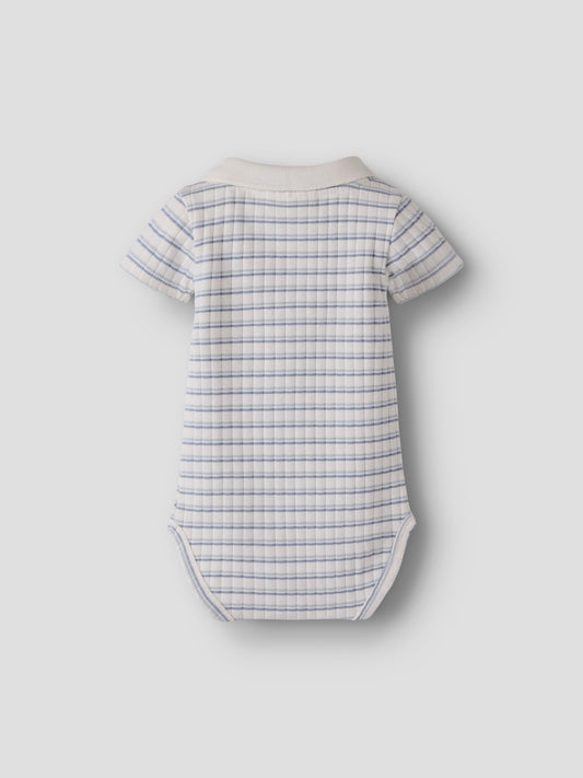 Blå och vit randig klassisk pike krage body till pojke. Ekologiska baby kläder från Lil 'Atelier till bebis pojke. Kortärmad baby body till pojke.
NBMHALDUR SS SLIM BODY LIL
13256059