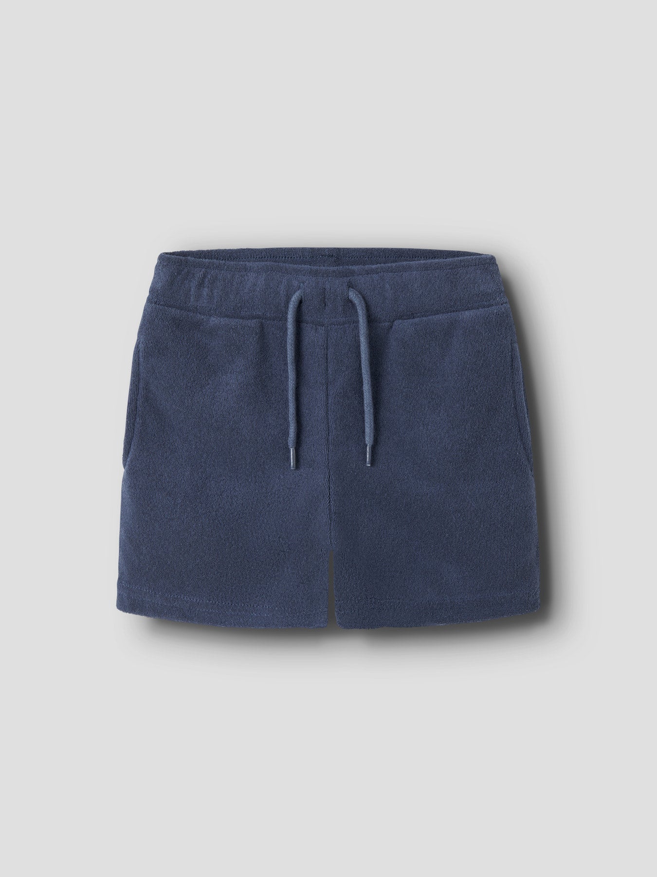 Blå frotté shorts till pojke. Mjuka sköna frotte shorts till pojke från Name it.
NMMJARED NREG TERRY SHORTS
13256591