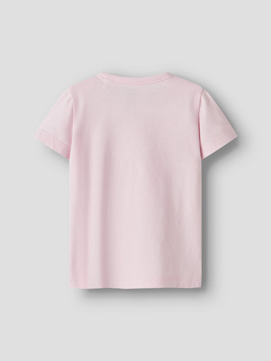 Ljus rosa kortärmad baby t-shirt till bebis flicka. Ekologiska baby kläder till nyfödd bebis flicka. Rosa bebis kläder till flicka från Name it.
NBFJACOBA SS TOP BOX
13256605