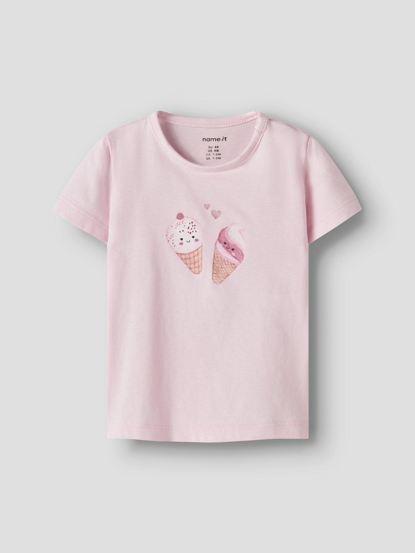 Ljus rosa kortärmad baby t-shirt till bebis flicka. Ekologiska baby kläder till nyfödd bebis flicka. Rosa bebis kläder till flicka från Name it.
NBFJACOBA SS TOP BOX
13256605