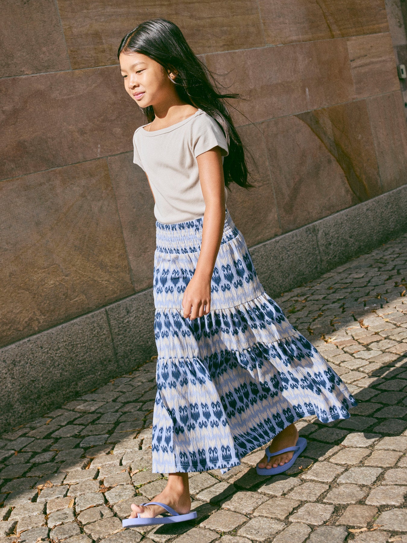 Blå och vit mönstrad lång kjol till ungdom tjej. Fin sommar kjol till flicka, barnkläder från Name it.
NKFJAMSA LONG SKIRT BOX
13256703