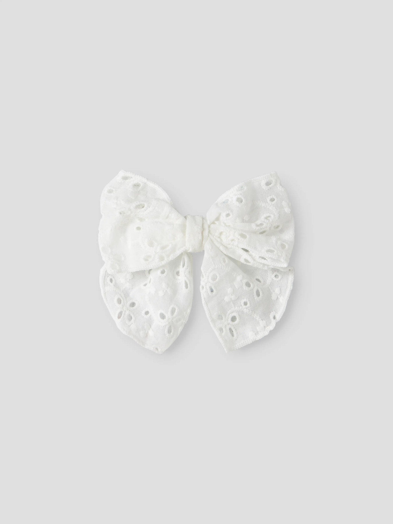 Vit stor rosett till flicka att ha i håret.
Hårklämma, Broderie anglaise-detalj
Hår rosett hårspänne till barn och ungdom flicka tjej från Name it.
NKFJOTILDA HAIRBOW
13256722