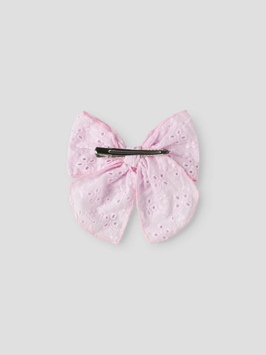 Ljus rosa stor rosett till flicka att ha i håret.
Hårklämma, Broderie anglaise-detalj
Hår rosett hårspänne till barn och ungdom flicka tjej från Name it.
NKFJOTILDA HAIRBOW
13256722