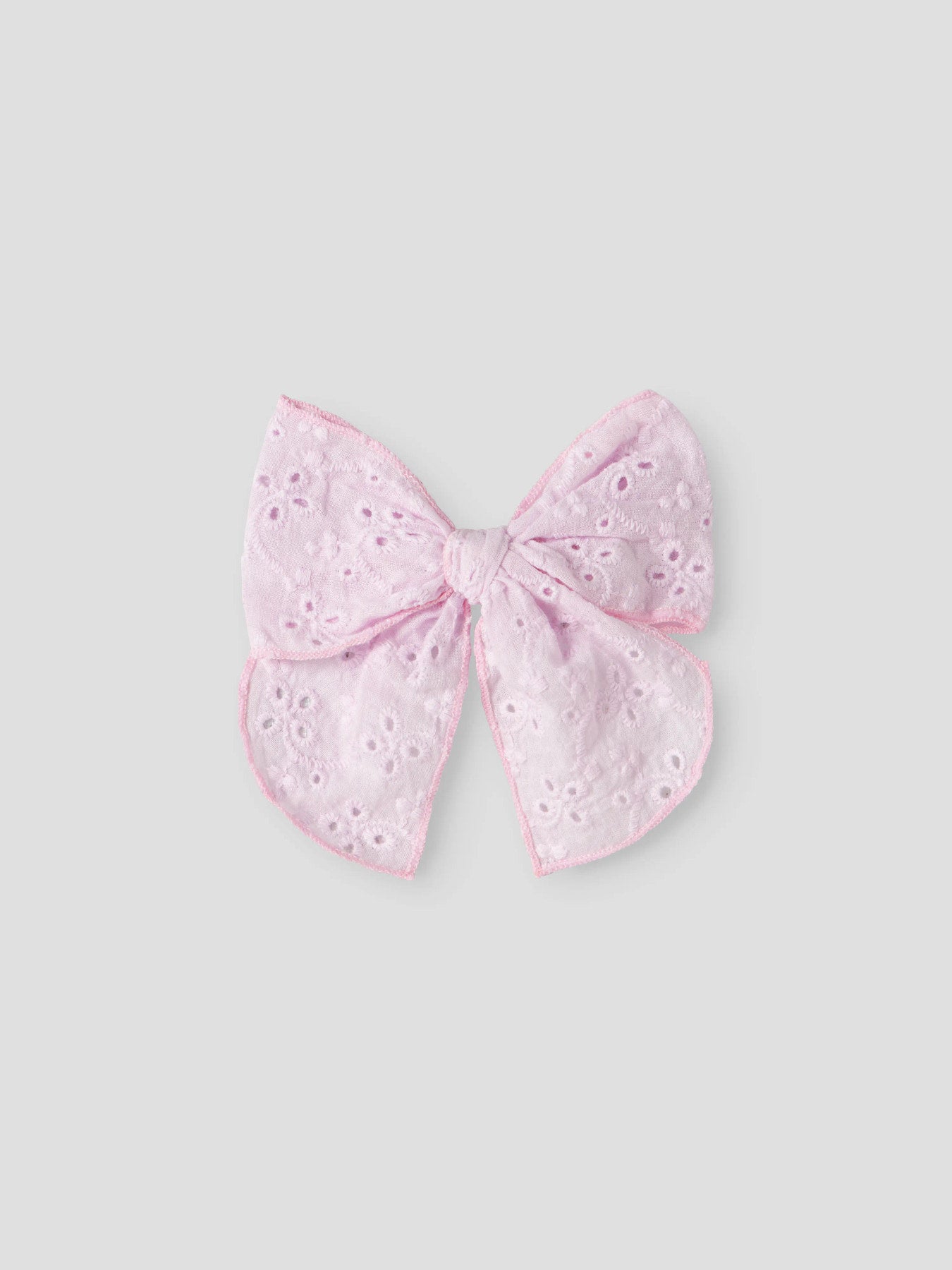 Ljus rosa stor rosett till flicka att ha i håret.
Hårklämma, Broderie anglaise-detalj
Hår rosett hårspänne till barn och ungdom flicka tjej från Name it.
NKFJOTILDA HAIRBOW
13256722