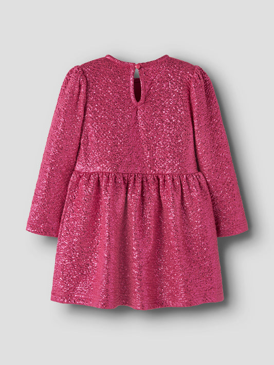 Name It Risine glittrig rosa klänning med lång ärm för flicka bakifrån