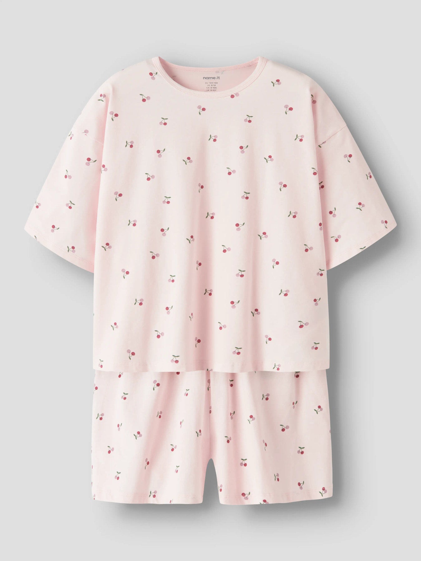 Rosa kortbent pyjamas med t-shirt. Söt mönstrad sommar pyjamas till flicka med små körsbär. Ekologiska barnkläder och pyjamas från Name it.
NKFNIGHTSET BOXY CHERRY NOOS
13257119