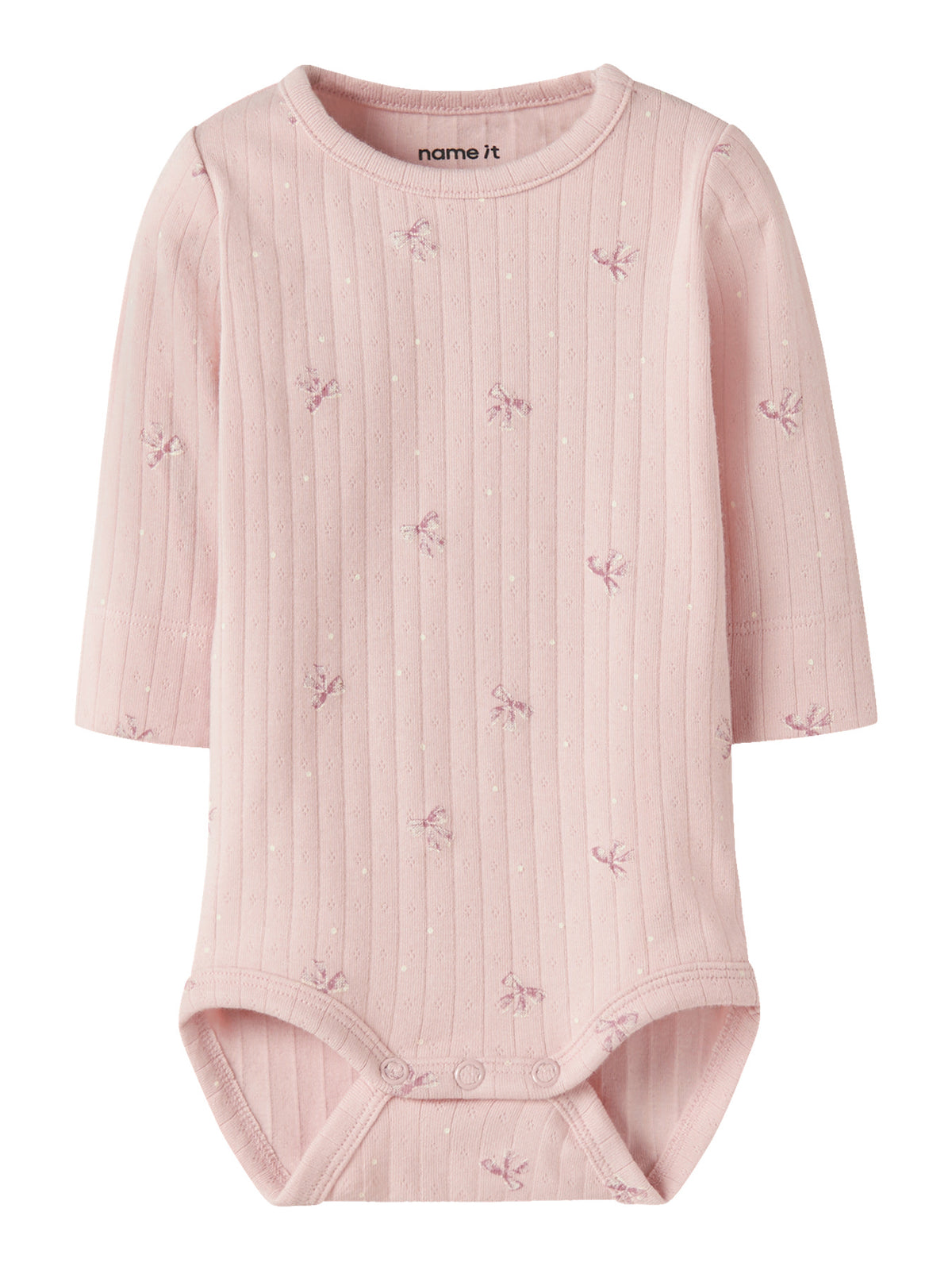 Name It rosa långärmad body för baby flicka med dekorativa rosetter och tryckknappar i grenen. Ekologiska baby kläder till nyfödd flicka.
NBFKATHLEN LS BODY
13257361