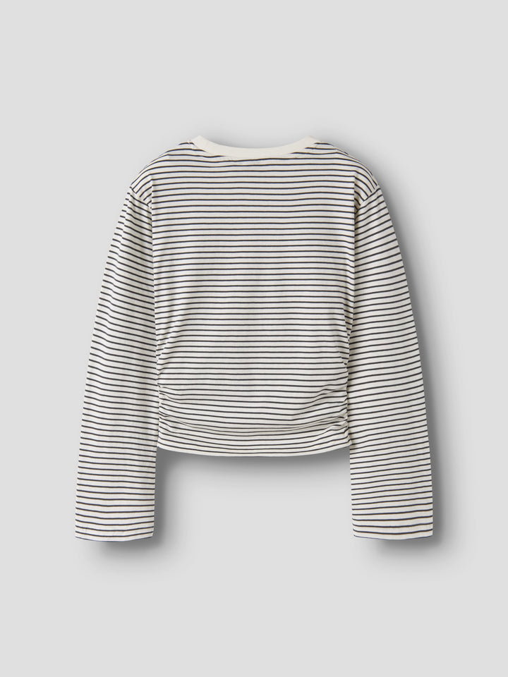 LMTD vit randig kort topp för ungdomstjej i ekologisk bomull med kort ärm, rund hals och rynkdetaljer i sidorna. Modell NLFNOVEGAT LS SHORT RUCHED TOP.