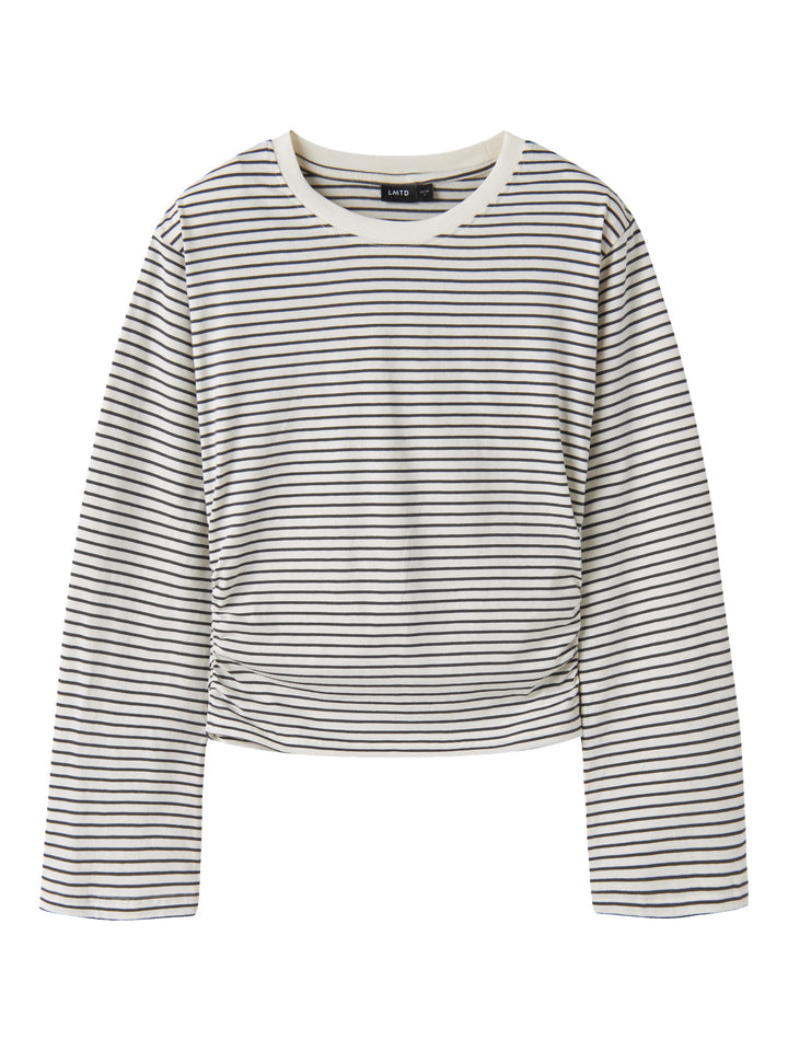 LMTD vit randig kort topp för ungdomstjej i ekologisk bomull med kort ärm, rund hals och rynkdetaljer i sidorna. Modell NLFNOVEGAT LS SHORT RUCHED TOP.