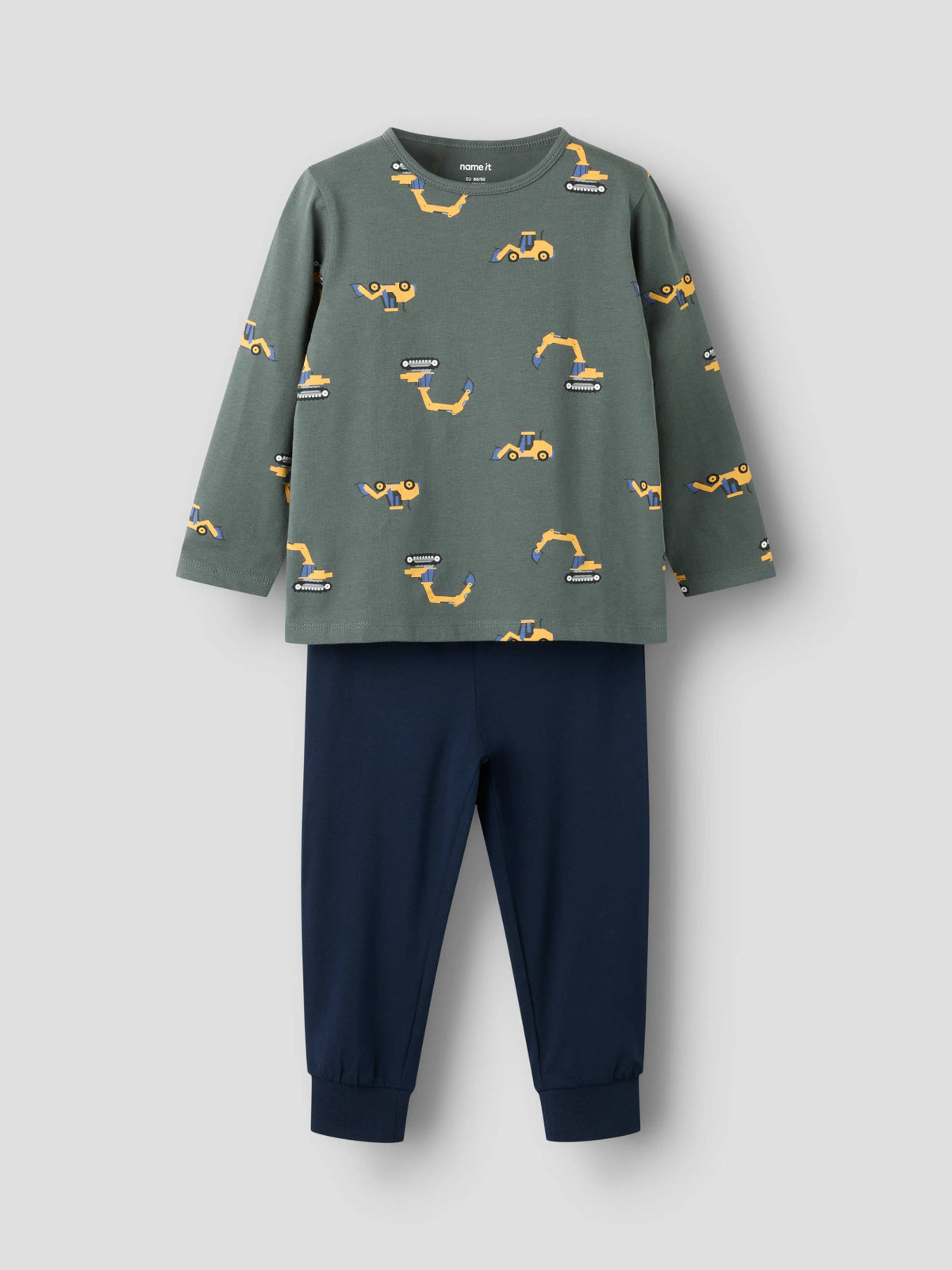 name it pyjamasset för barn pojke i ekologisk bomull med grävmaskinsmönster, långärmad pyjamaströja och marinblå pyjamasbyxor.