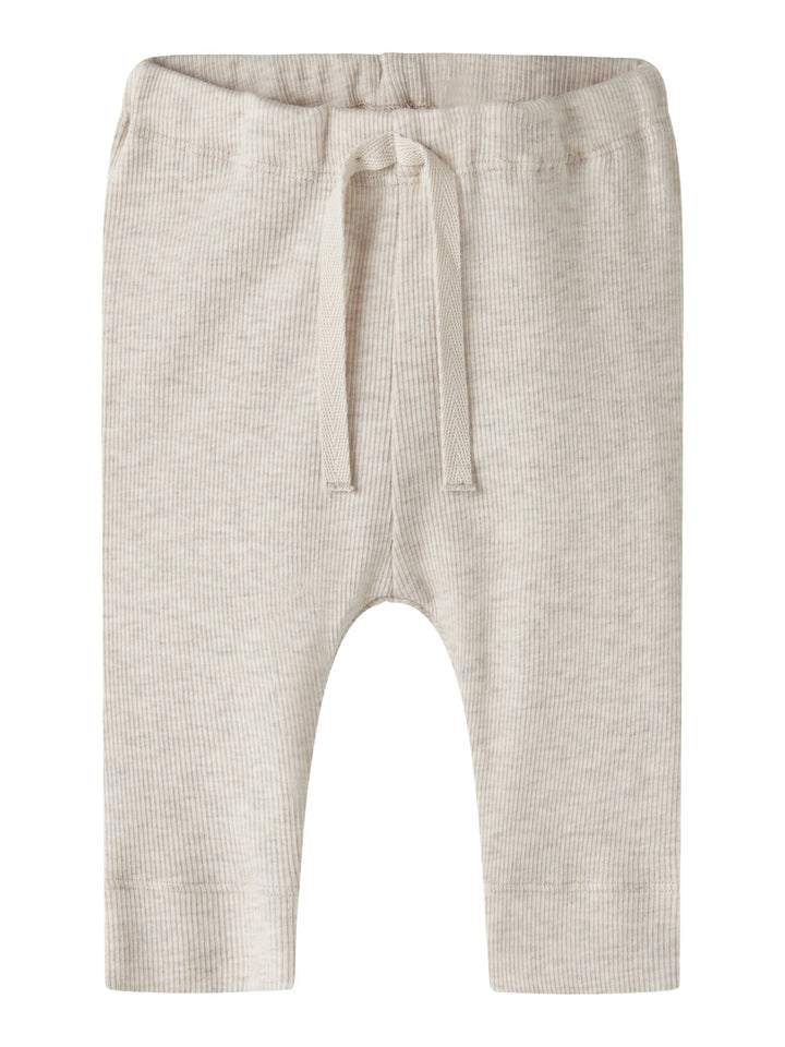 Name It beige ribbade baby byxor till nyfödd bebis pojke och baby flicka i ekologisk bomull och TENCEL™ Modal med elastisk midja och mjuk stretchkvalitet
NBNKAB PANT NOOS
13258115