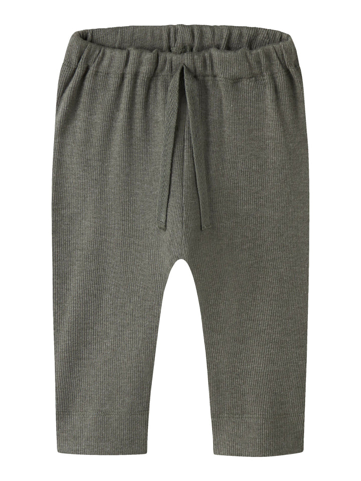 Name It grön ribbade baby byxor till nyfödd bebis pojke och baby flicka i ekologisk bomull och TENCEL™ Modal med elastisk midja och mjuk stretchkvalitet
NBNKAB PANT NOOS
13258115
