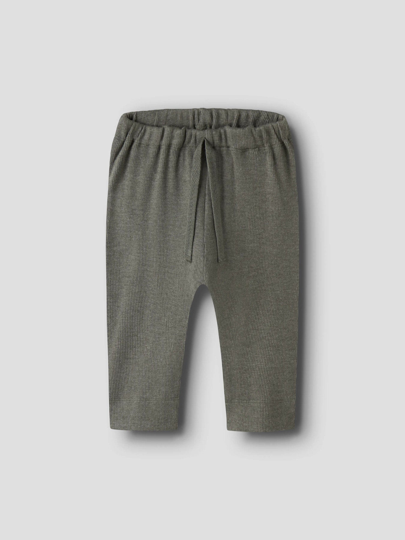Name It grön ribbade baby byxor till nyfödd bebis pojke och baby flicka i ekologisk bomull och TENCEL™ Modal med elastisk midja och mjuk stretchkvalitet
NBNKAB PANT NOOS
13258115