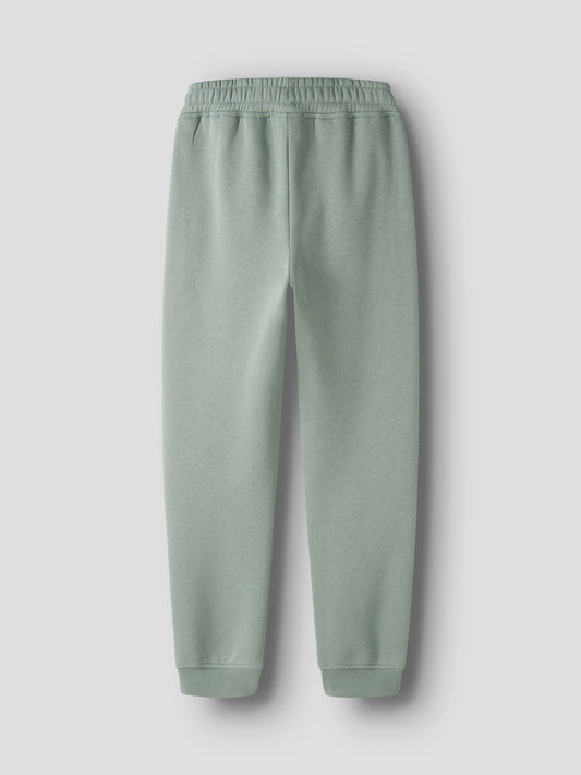 Name It Leo sweatpants för pojke med dragkedjefickor i den gröna färgen Green Milieu