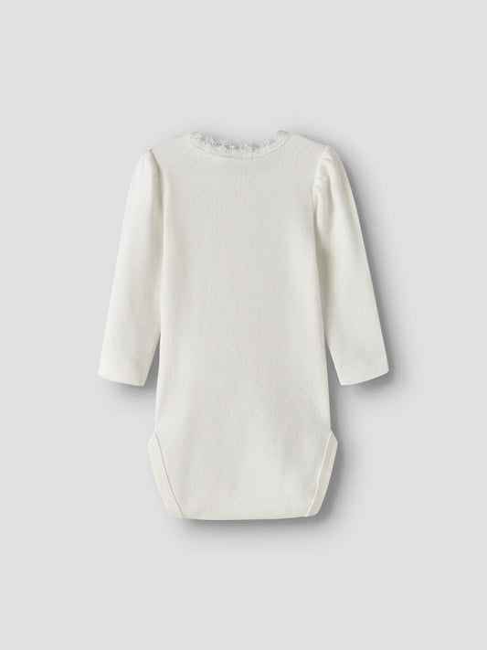 Name It Nia vit långärmad babybody med spetskant till nyfödd flicka.