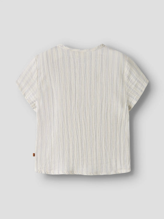 Gammeldags vit och ljus blå randig kortärmad baby skjorta till bebis pojke. Gullig t-shirt i ekologisk bomull från Lil 'Atelier.
NBMHAGI SS LOOSE SHIRT LIL
13259706