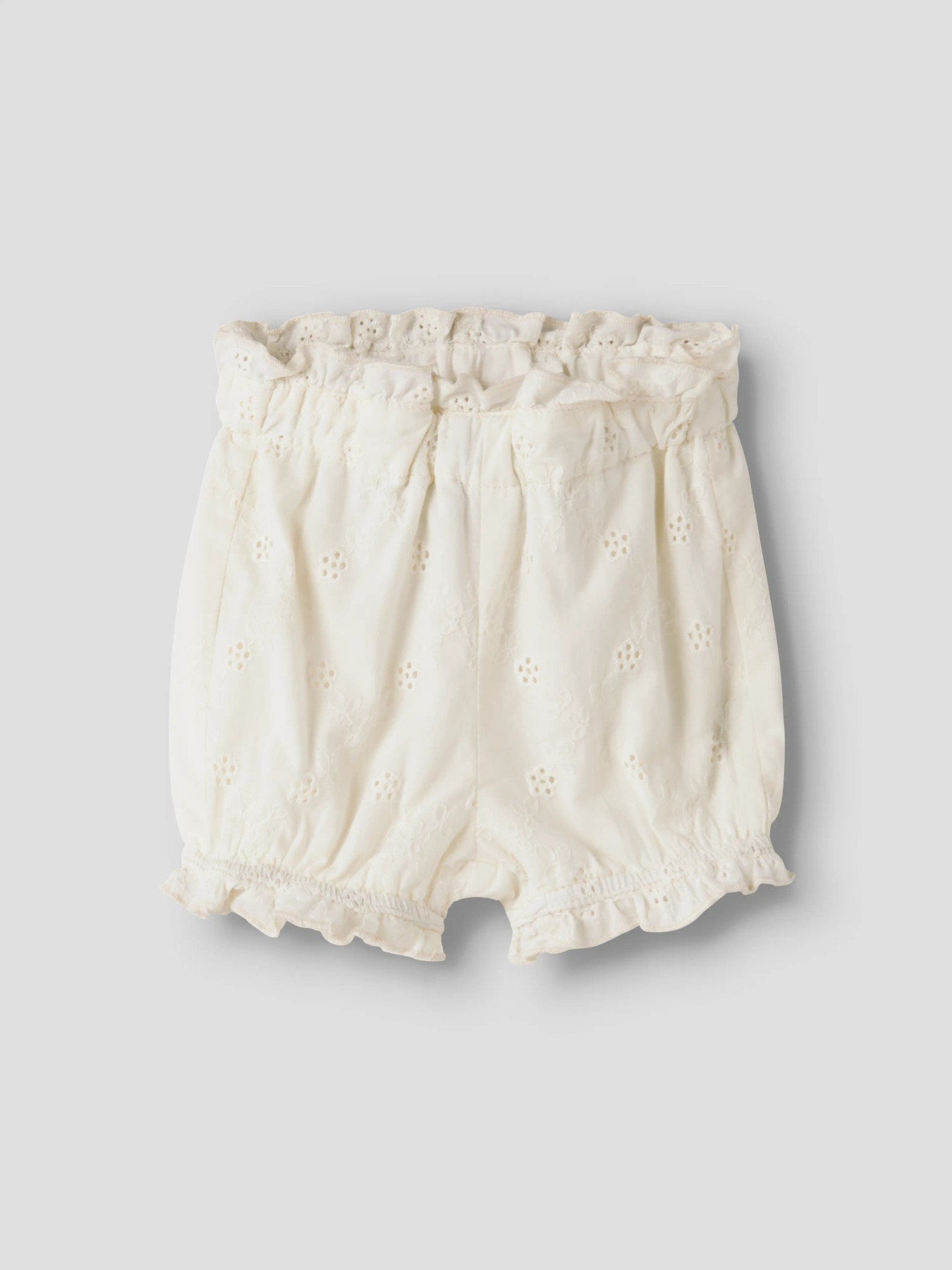 Söta vita baby shorts till flicka. Spets shorts, bloomers som fungerar både som blöjbyxa under klänning eller kjol till bebis flicka eller som vanliga små shorts att ha till body eller tröja. Ekologiska babykläder till flicka från Lil 'Ateler.
NBFHOSA LOOSE BLOOMERS LIL
13259718