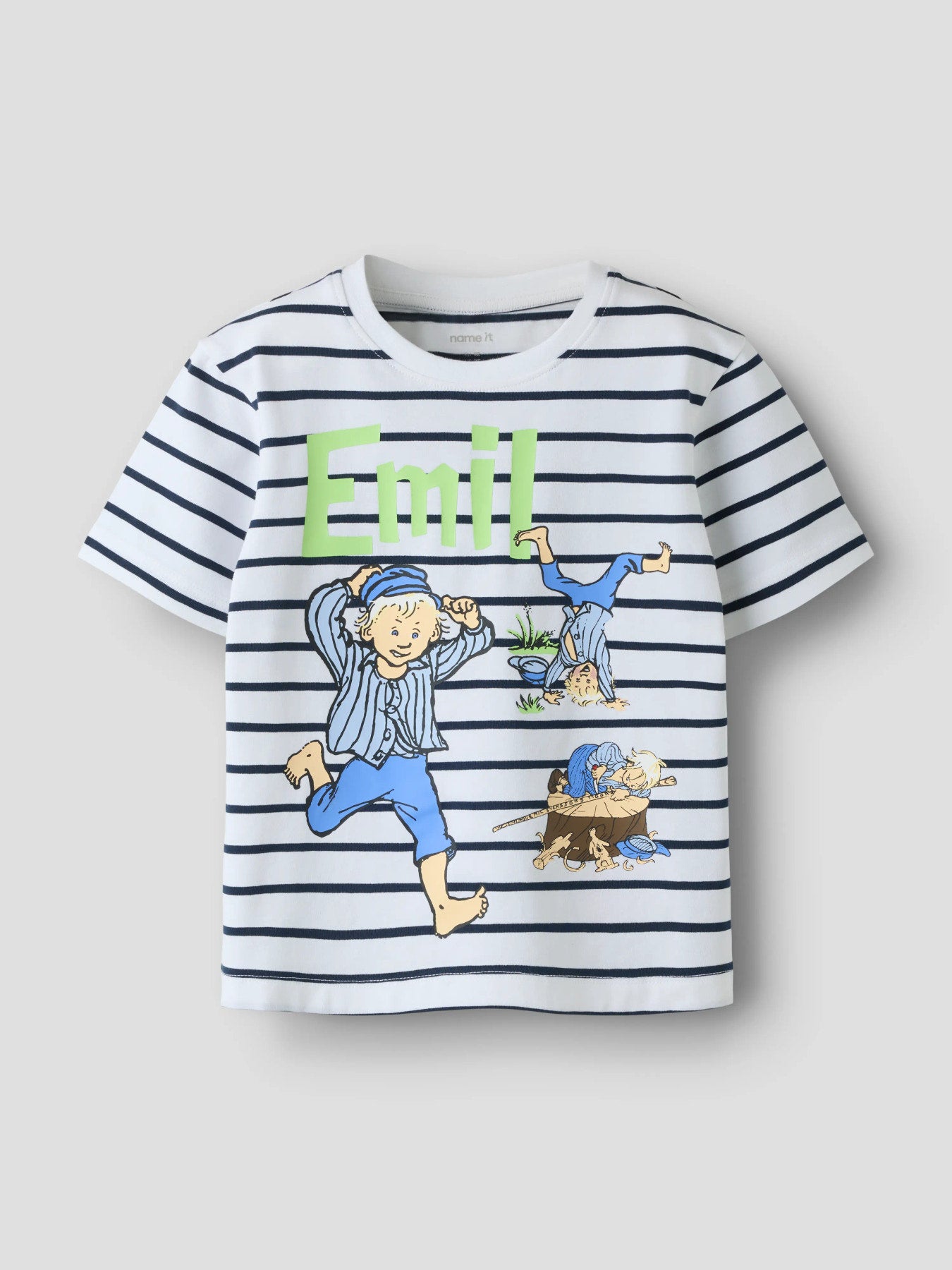 Randig Emil i Lönneberga tröja till pojke. Kortärmad vit t-shirt, randig med Astrid Lingdrens älskade Emil, mysse och bysse från Lönneberga.
NMMMIALL EMIL SS NREG TOP BOX SKY
13261310