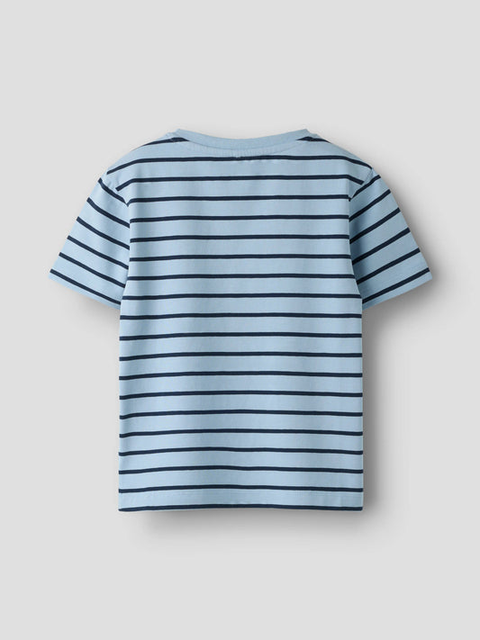 Randig Emil i Lönneberga tröja till pojke. Kortärmad blå t-shirt, randig med Astrid Lingdrens älskade Emil, mysse och bysse från Lönneberga.
NMMMIALL EMIL SS NREG TOP BOX SKY
13261310