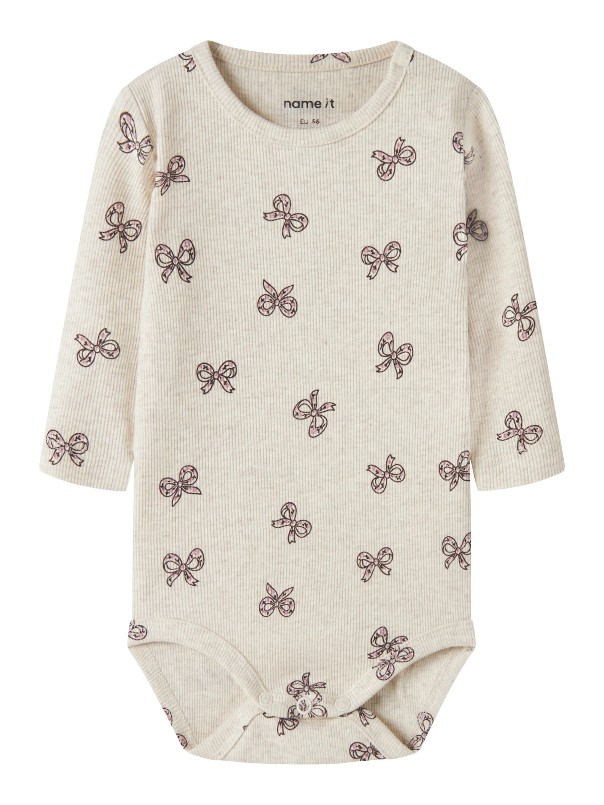 Rulies långärmad ribbad babybody för flicka från Name It i ljusbeige med små rosa rosetter och tryckknappar i grenen.