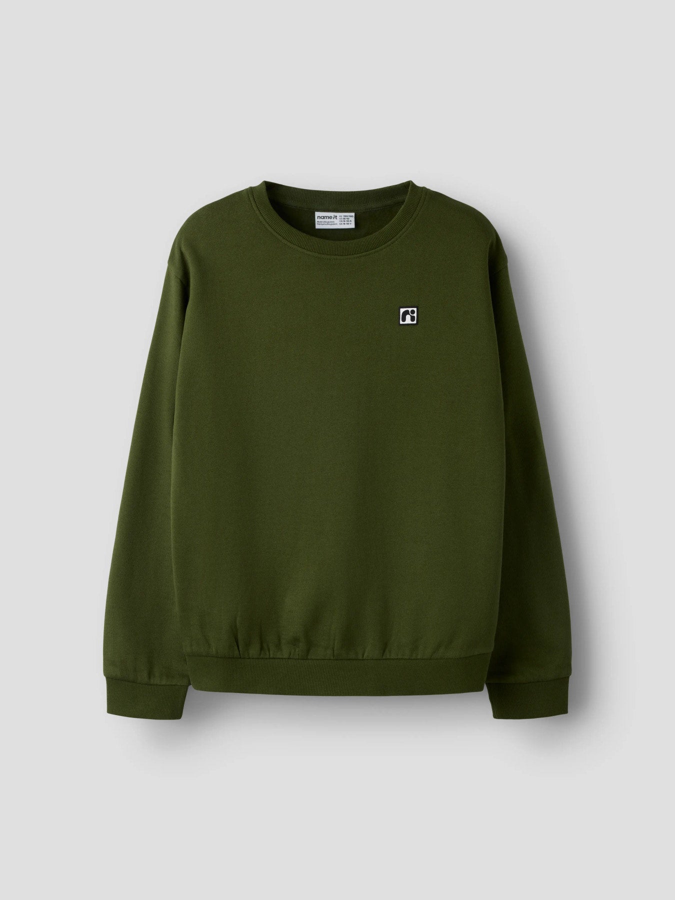 Name It Flo sweatshirt i Rifle Green för pojke, grön sweatshirt i ekologisk bomull med rund hals och liten logobadge.